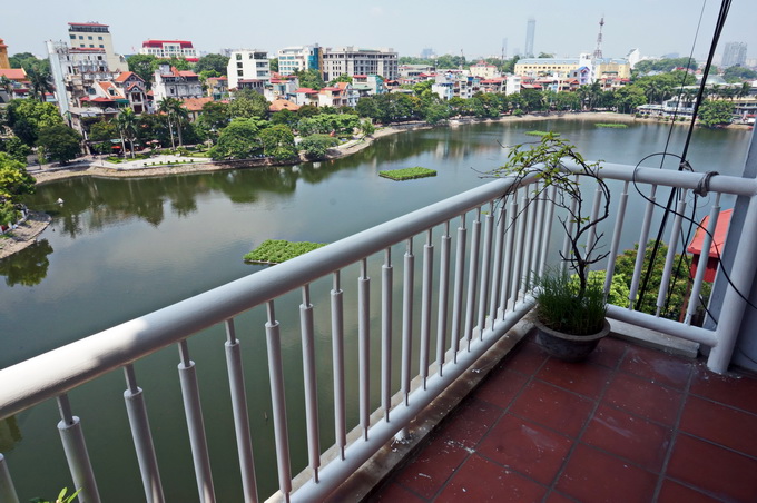 Stunning view of Truc Bach Lake, and West lake, three bedrooms apartment in Tran Vu street