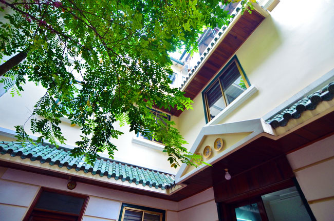 Beautiful house located in a small alley on Xuan Dieu street, close to main road, nice rooftop terrace, courtyard