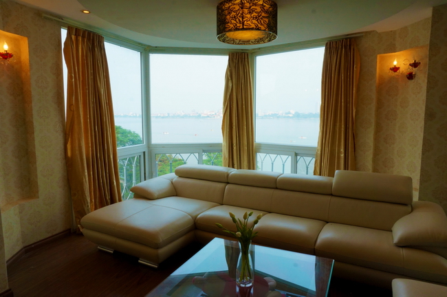 Luxurious two bedrooms apartment on lake banks, stunning view, high quality furniture, hardwood flooring