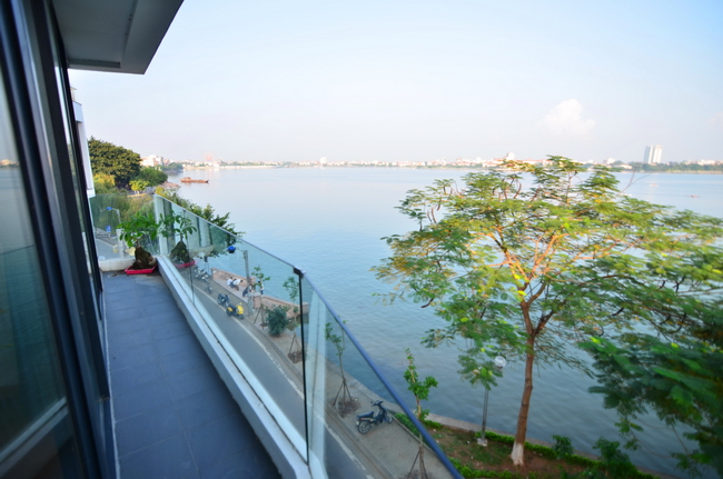 Charming and fabulous an apartment on lake bank, large balcony in front of the West lake, brand new