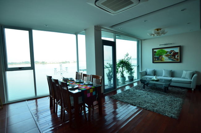 Reasonable price serviced apartment with a amazing view looks to west lake, located on lake bank, large balcony