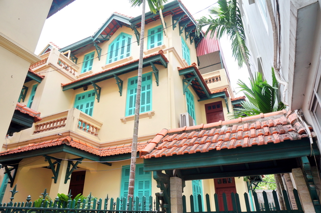 Charm French style five bedrooms house on Dao Tan street, big courtyard, many balconies, fully furnished
