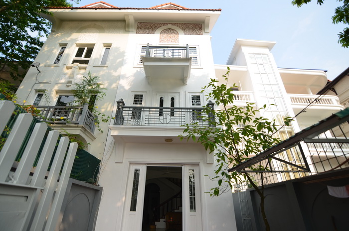 House for rent in Tay Ho facing the west lake in Nghi Tam Village