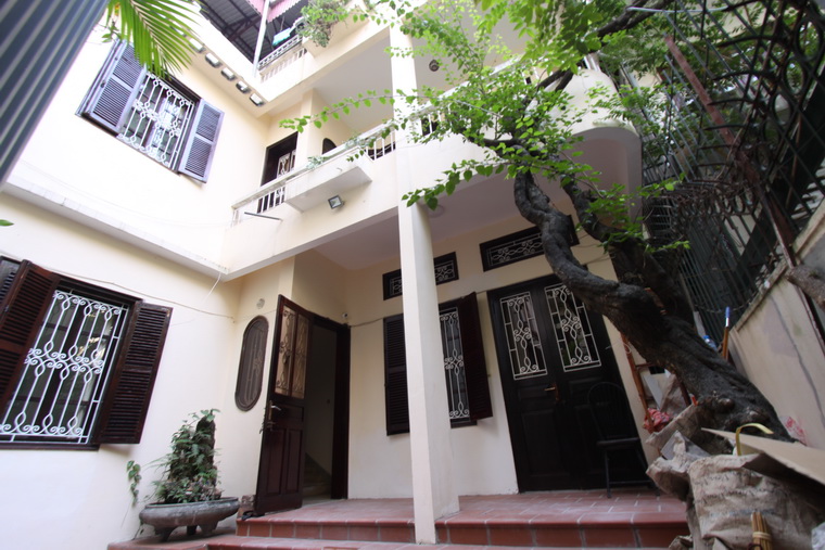 Hanoi real estate agents for rent a cosy house in Ho Ba Mau Lake