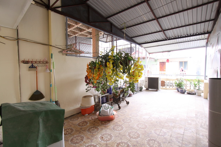 Back yard and front of yard house for rent in Ba Dinh District