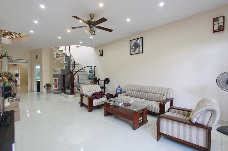 Unique and furnished house in Tay Ho having a big front of yard for rent