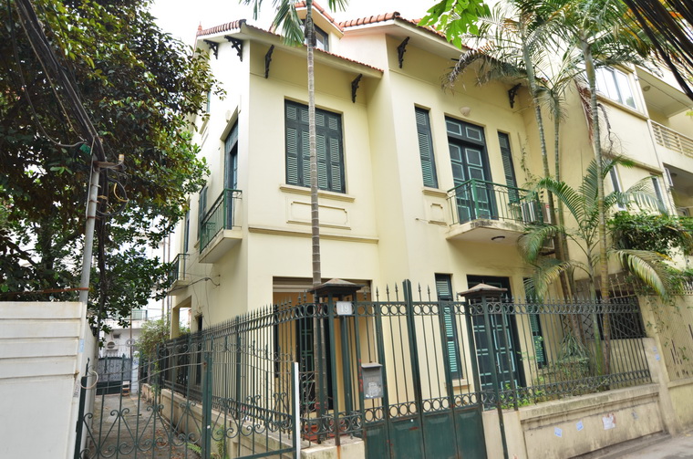 03 bedrooms house for rent on Xuan Dieu Tay Ho West lake having full furniture