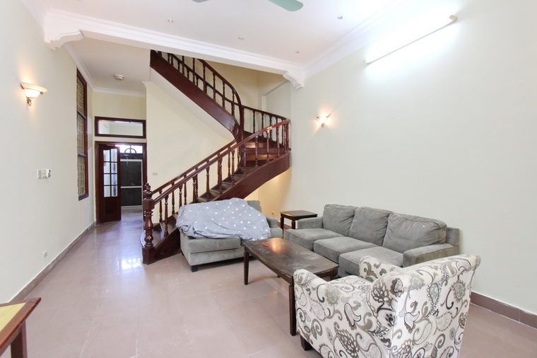 05 bedrooms house for rent on Xuan Dieu Tay Ho Hanoi having a big yard and Terrace