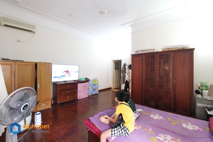 Big courtyard & 04 bedrooms villa to rent in Tay Ho West Lake