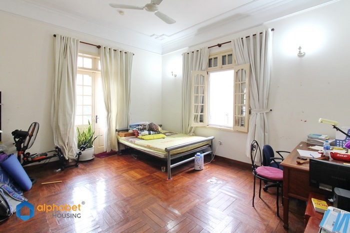 Big courtyard & 04 bedrooms villa to rent in Tay Ho West Lake