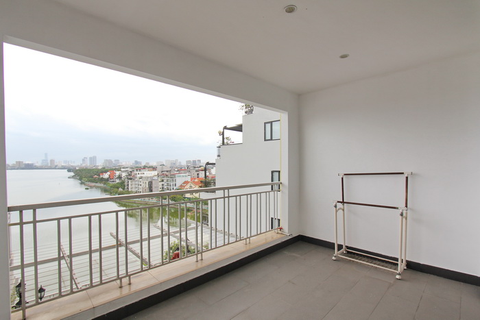 Facing on the lake & 03 bedrooms serviced apartment to rent on Xuan Dieu