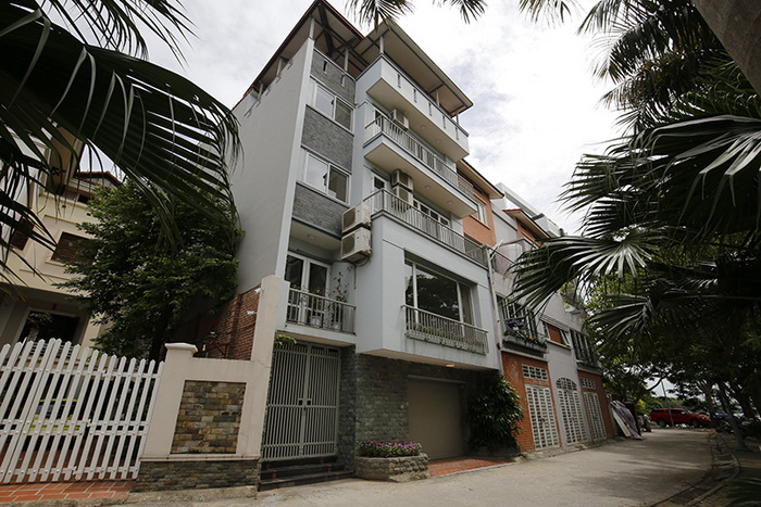 Beautiful lake view 04 bedroons house to rent in Tay Ho west lake Hanoi