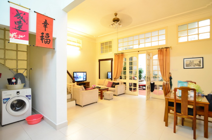 Lovely courtyard house in Tay Ho, furnished with 02 bedrooms