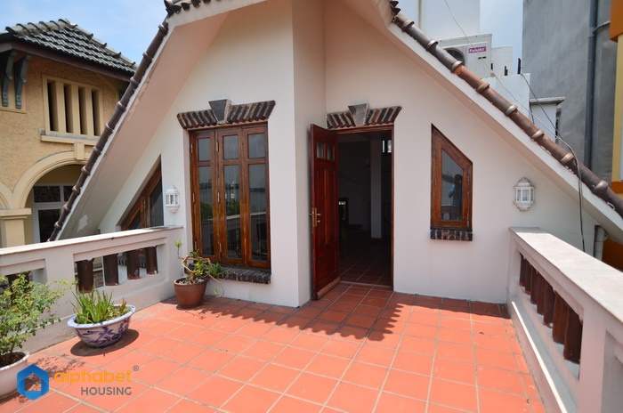Charming 03 bedrooms house facing on the lake to rent in Tay Ho west lake